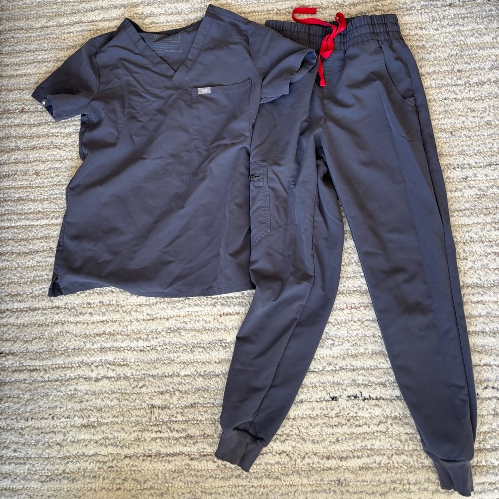 Figs charcoal Catarina top and Zamora jogger set